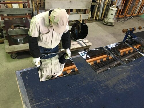 NC変形切断機で鏡を切断する様子