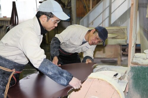 熟練の職人による手加工での作業
