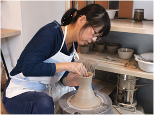 陶芸家　岸本しのぶ